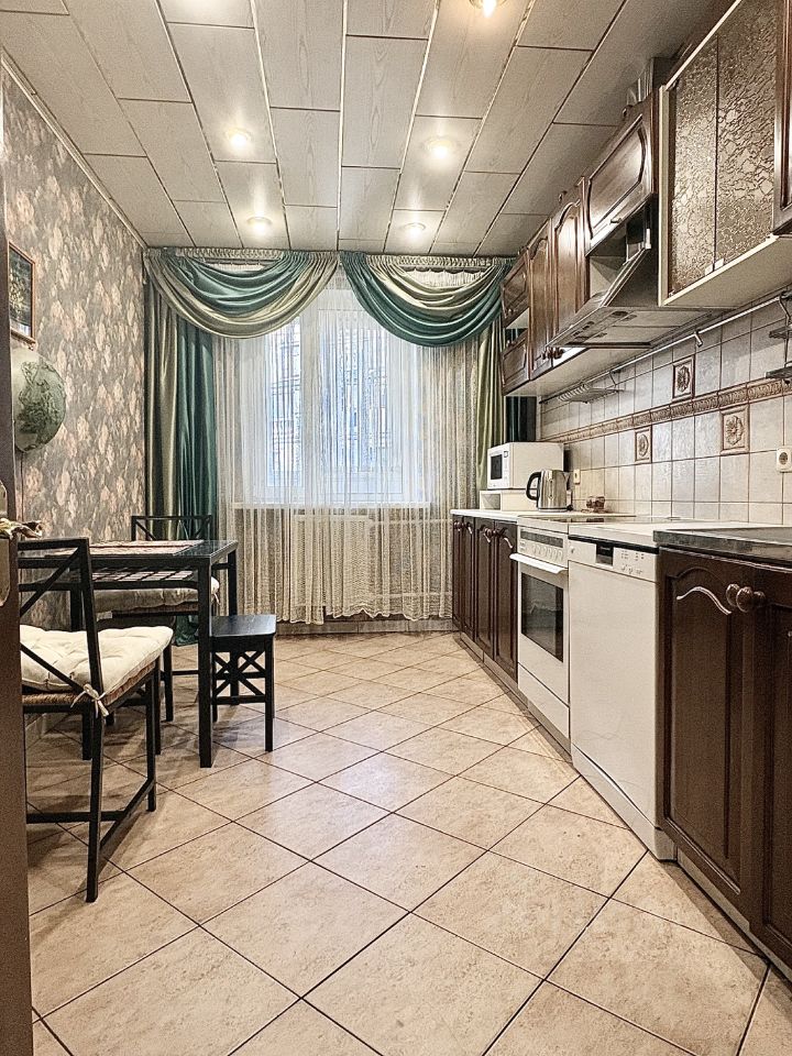 2-комн. квартира, 70 м², 4/13 этаж